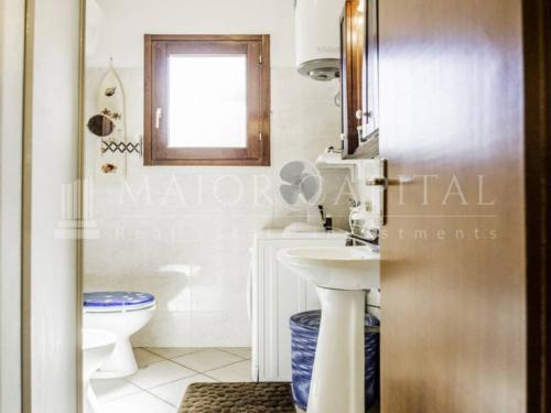 ein Bad mit einem Waschbecken und einem WC in der Unterkunft Olivastro di Tanaunella in Budoni
