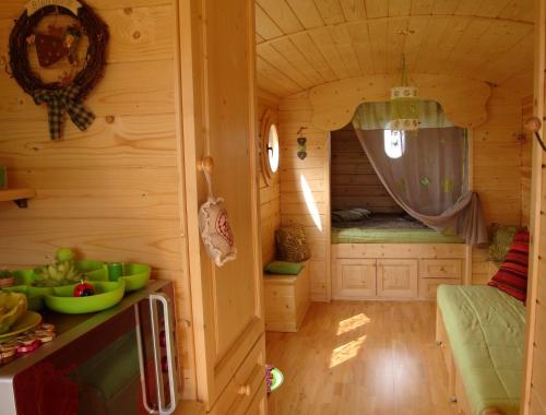 Ce petit chalet comprend une cuisine et un lavabo. dans l'établissement Maison d'hôtes La Roulotte des 4 Saisons, à Sazeray