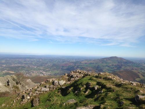 Pohľad z vtáčej perspektívy na ubytovanie T2 entre mer et montagne