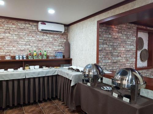 Kemudahan buat kopi dan teh di VOYAGE HOTEL