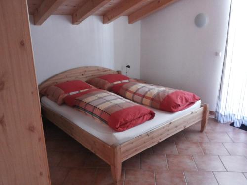 1 Schlafzimmer mit 2 Betten und roten Kissen in der Unterkunft Haus Fernwald in Alpbach