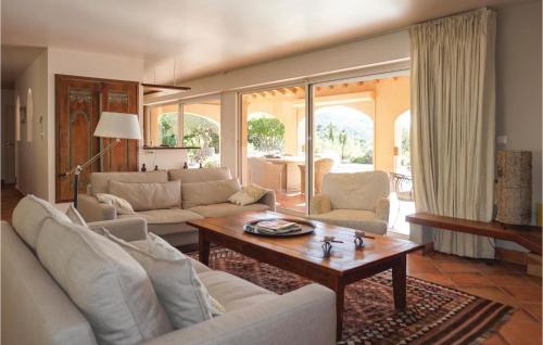 un salon avec des canapés et une table basse dans l'établissement Beautiful Home In Pierrerue, à Pierrerue