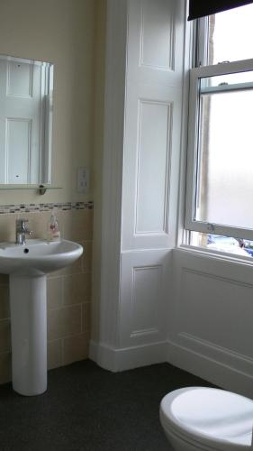 Ένα μπάνιο στο The Home Arms Guesthouse