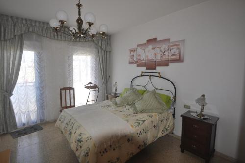 Un pat sau paturi într-o cameră la Piso en Icod de los Vinos