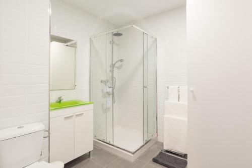 biała łazienka z prysznicem i umywalką w obiekcie Livemálaga Panaderos Old Town w Maladze