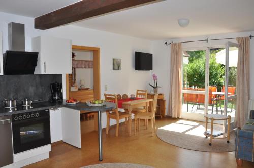 een keuken en een woonkamer met een tafel en stoelen bij Ferienwohnung Gäste Oase in Bad Windsheim