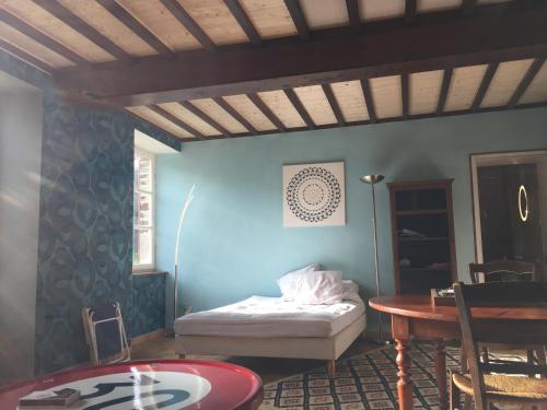 Ένα ή περισσότερα κρεβάτια σε δωμάτιο στο La petite maison O bord de l'eau