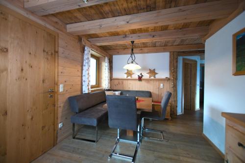 a dining room with a table and chairs at Appartements Wallner in Uttendorf