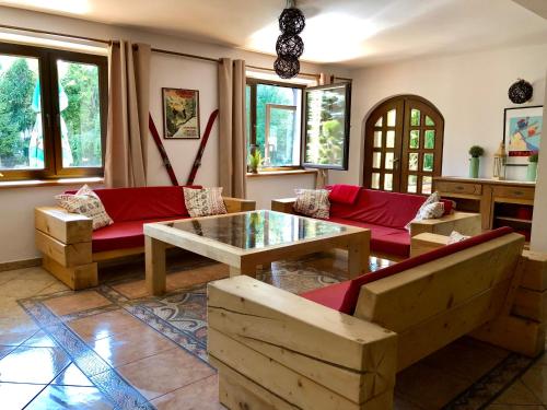 ein Wohnzimmer mit Sofas und einem Tisch in der Unterkunft Willa Brzozówka in Milówka