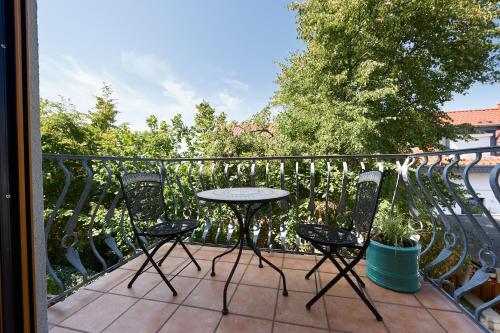 a patio with a table and chairs on a balcony at Fetzers Landhotel in Ingelheim am Rhein