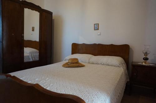 ein Schlafzimmer mit einem Bett mit Hut darauf in der Unterkunft AEGEAN VIEW in Kókhilos