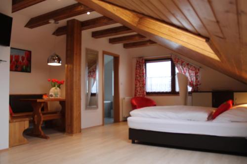 Giường trong phòng chung tại Gästehaus am Sonnenberg