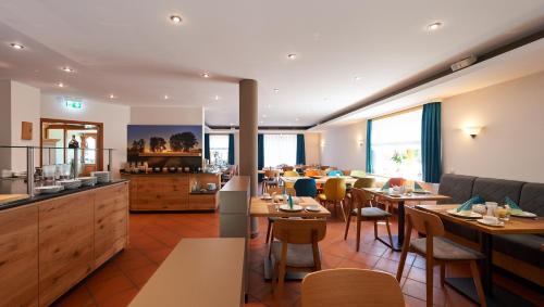 a restaurant with tables and chairs and a bar at Fetzers Landhotel in Ingelheim am Rhein
