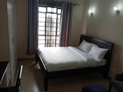 Giường trong phòng chung tại Nairobi west suite