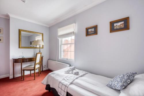 a bedroom with a bed and a desk in it at American House Puławska in Warsaw