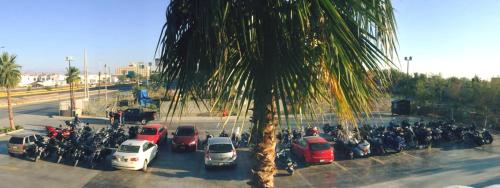 a group of cars and motorcycles parked in a parking lot at Hotel Hi ! Torreon Aeropuerto-Galerías in Torreón