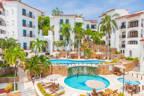 - une image de la piscine du complexe dans l'établissement Hotel Marina Resort & Beach Club, à Santa Cruz Huatulco