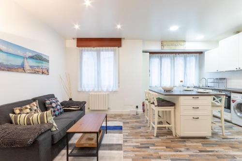 salon i kuchnia z kanapą i stołem w obiekcie Gran Bilbao VI by Aston Rentals w mieście Barakaldo