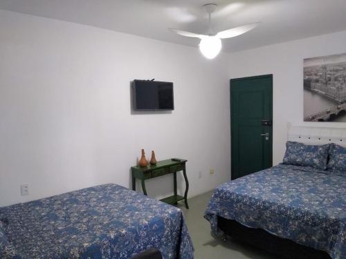 1 dormitorio con 2 camas y TV de pantalla plana en PRÓXIMO AO MAR - BOA VIAGEM, en Recife