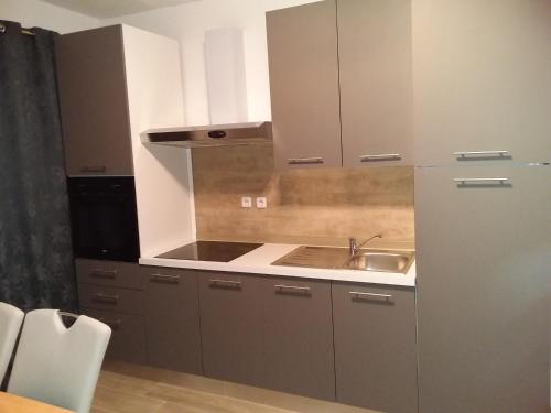 Kuchyň nebo kuchyňský kout v ubytování House apartments Ariamare