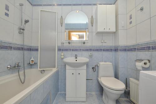 a bathroom with a toilet and a sink and a bath tub at Apartament Słoneczny 4 in Opole