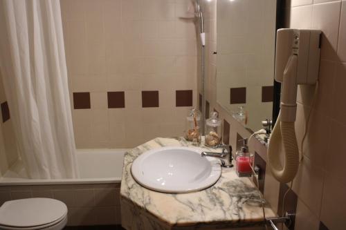 une salle de bain avec un lavabo, une douche et des toilettes dans l'établissement Magnoliamar 409, à Lagos