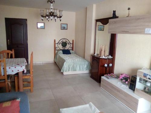 - une chambre avec un lit, une table et une chaise dans l'établissement Azul Maritimo, à Cadix
