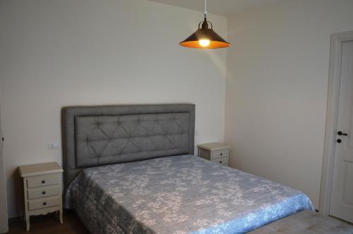 Een bed of bedden in een kamer bij Le Bozze -Villa Jenny con WI-FI, posto auto, piscina a sfioro a Castagneto Carducci