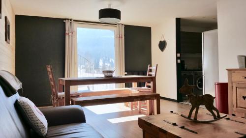 un salon avec une table avec une figurine de cerf sur une table dans l'établissement Les Chamois, à Lajoux