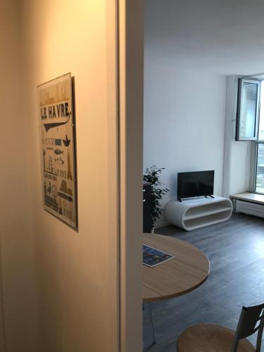 une chambre avec une table et un ordinateur portable dans l'établissement Studio Meublé Vue Mer, au Havre