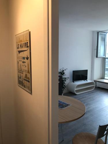 a room with a room with a table and a laptop at Studio Meublé Vue Mer in Le Havre