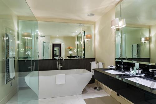uma grande casa de banho com banheira e 2 lavatórios em Mullingar Park Hotel em Mullingar