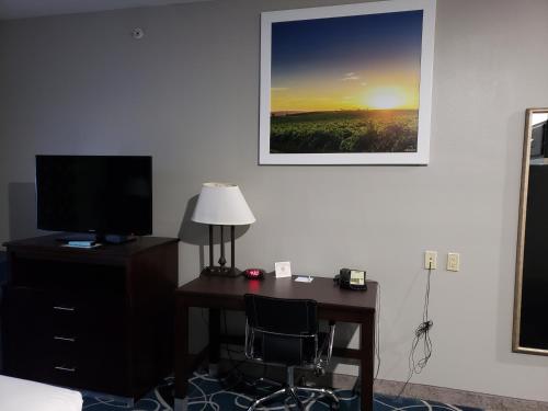 Μια τηλεόραση ή/και κέντρο ψυχαγωγίας στο Days Inn & Suites by Wyndham Cleburne TX