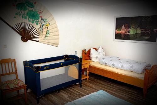 オーバーアスバッハにあるApartment Heidiのベッドルーム1室(ベッド2台、テーブル、椅子付)