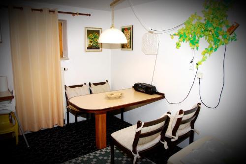 Apartment Heidi في أوبيراسباخ: طاولة وكراسي في غرفة بها هاتف
