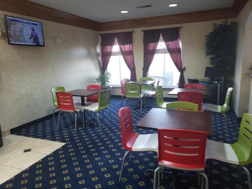 Μια τηλεόραση ή/και κέντρο ψυχαγωγίας στο Days Inn & Suites by Wyndham Cleburne TX