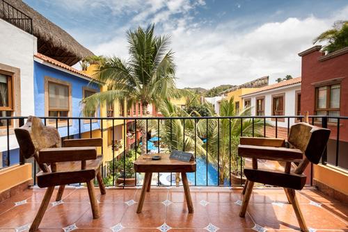 - Balcón con sillas y mesa en el balcón en Casa Lotería -Pueblito Sayulita- Colorful, Family and Relax Experience with Private Parking and Pool en Sayulita