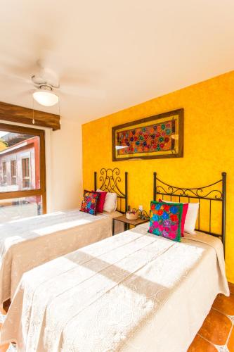 Кровать или кровати в номере Casa Lotería -Pueblito Sayulita- Colorful, Family and Relax Experience with Private Parking and Pool