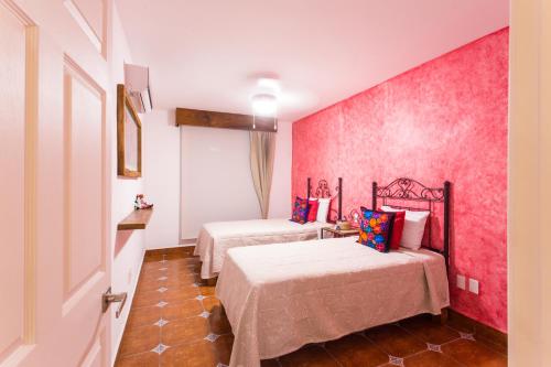 Кровать или кровати в номере Casa Lotería -Pueblito Sayulita- Colorful, Family and Relax Experience with Private Parking and Pool