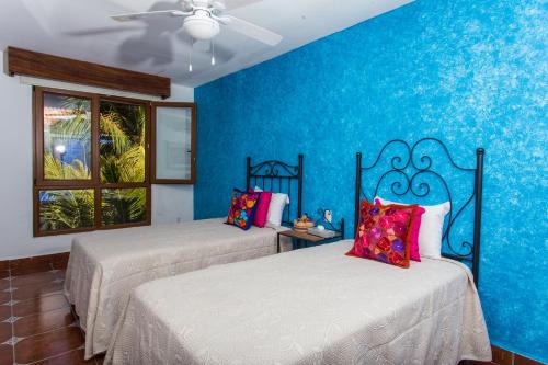 Кровать или кровати в номере Casa Lotería -Pueblito Sayulita- Colorful, Family and Relax Experience with Private Parking and Pool