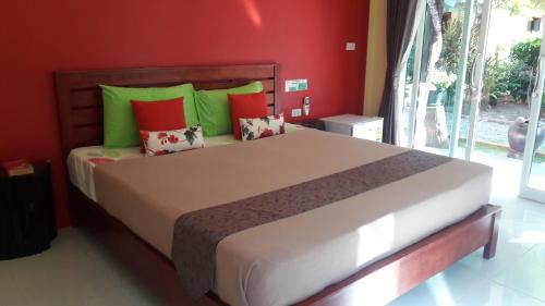 Llit o llits en una habitació de Suwantana Lanta Houses