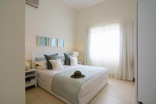 Un pat sau paturi într-o cameră la Myra Seafront Suites and Penthouses by LOV