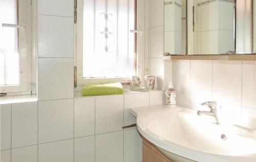 Kúpeľňa v ubytovaní Pet Friendly Home In Goldlauter-heidersbach With Wifi
