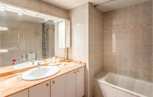 La salle de bains est pourvue d'un lavabo et d'une baignoire. dans l'établissement Beautiful Apartment In Blanes With House A Panoramic View, à Blanes