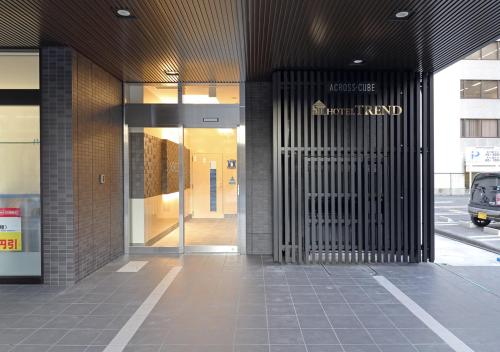 una entrada a un edificio con una puerta giratoria en Hotel Trend Okayama Ekimae, en Okayama