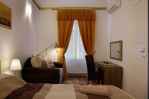 Giường trong phòng chung tại Little Vienna Gold Apartment