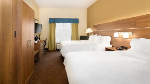 Llit o llits en una habitació de Holiday Inn Express St. Paul South - Inver Grove Heights, an IHG Hotel