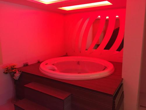 een rode badkamer met een rode badkuip in een kamer bij Apartman Zlatibor spa in Zlatibor