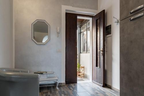 een woonkamer met een spiegel en een deur bij C'era una volta room in Case Nuove