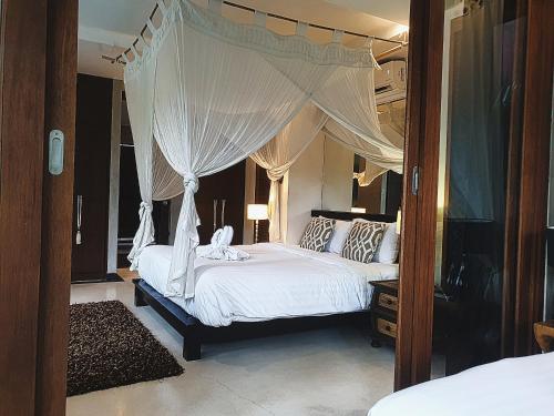 En eller flere senger på et rom på Extraordinary BaliStyle Villa in Bophut Hills with Prime Location